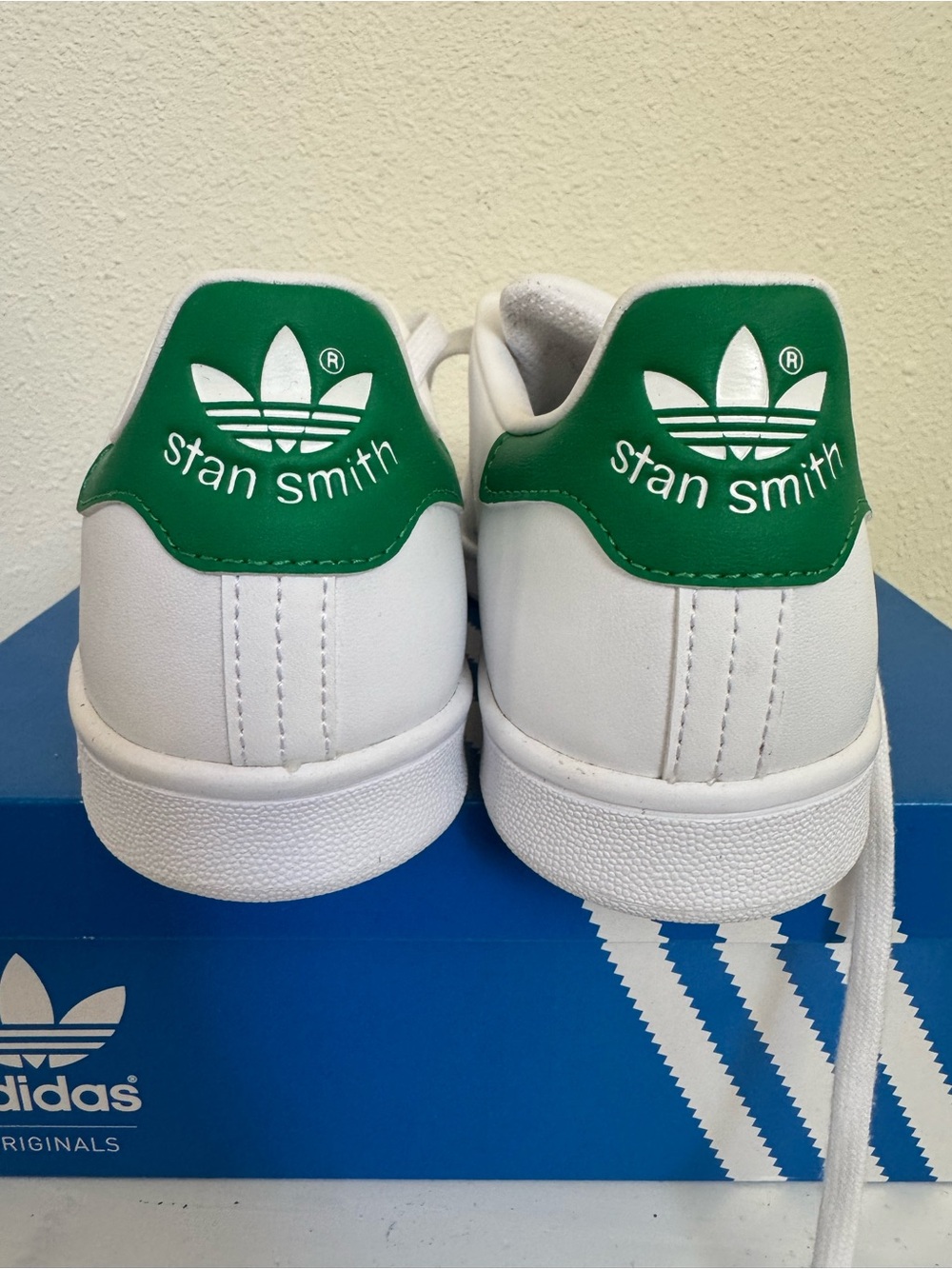 adidas Kids size 5/approximately Women’s size 7 White Sneakers with Green Heel
